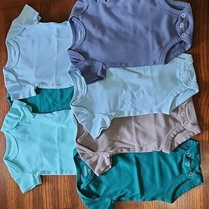New without tags. 7 onesies - Hanes Baby Body Suits 0-6 months